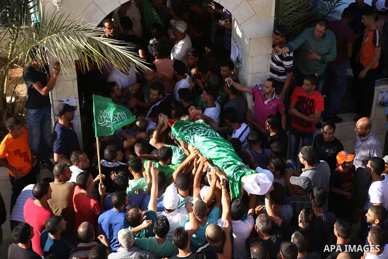 Mourners carry the body of Palestinian Anas Taha during his funeral in the West Bank city of Ramallah, August 10, 2015. Israeli troops shot dead Taha who stabbed an Israeli man at a petrol station in the occupied West Ba...