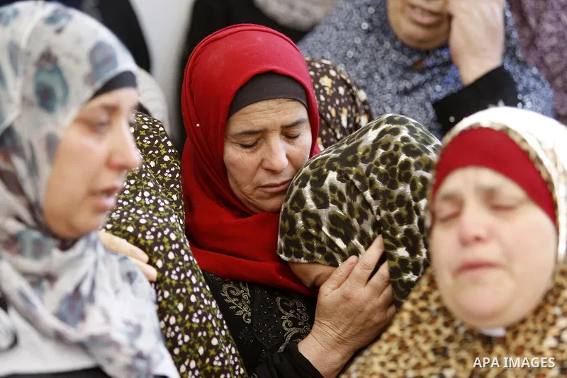 Relatives mourn during the funeral of Palestinian Anas Taha in the West Bank city of Ramallah, August 10, 2015. Israeli troops shot dead Taha who stabbed an Israeli man at a petrol station in the occupied West Bank on Su...
