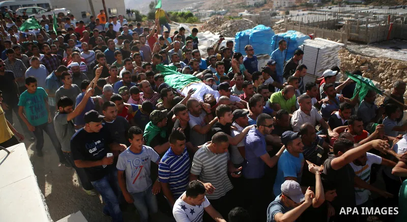 Mourners carry the body of Palestinian Anas Taha during his funeral in the West Bank city of Ramallah, August 10, 2015. Israeli troops shot dead Taha who stabbed an Israeli man at a petrol station in the occupied West Ba...