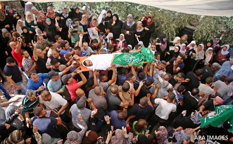 Mourners carry the body of Palestinian Anas Taha during his funeral in the West Bank city of Ramallah, August 10, 2015. Israeli troops shot dead Taha who stabbed an Israeli man at a petrol station in the occupied West Ba...