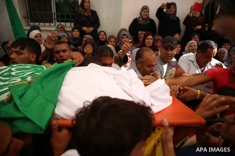 Mourners carry the body of Palestinian Anas Taha during his funeral in the West Bank city of Ramallah, August 10, 2015. Israeli troops shot dead Taha who stabbed an Israeli man at a petrol station in the occupied West Ba...