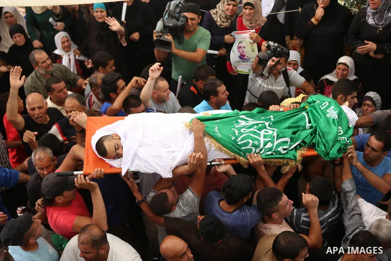 Mourners carry the body of Palestinian Anas Taha during his funeral in the West Bank city of Ramallah, August 10, 2015. Israeli troops shot dead Taha who stabbed an Israeli man at a petrol station in the occupied West Ba...
