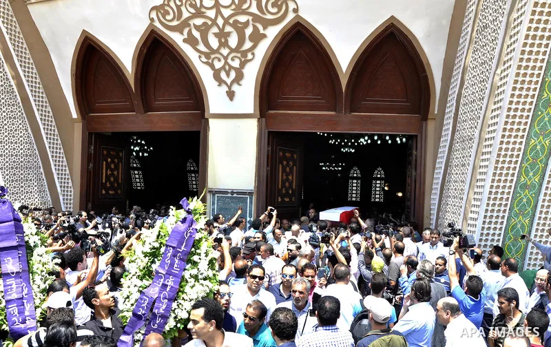 Friends and relatives of Egyptian actor Nur al-Sharif carry his coffin during his funeral at a mosque in Sheikh Zayed City, on the outskirts of Cairo, on August 12, 2015. The veteran pan-Arab film and TV star died on Aug...