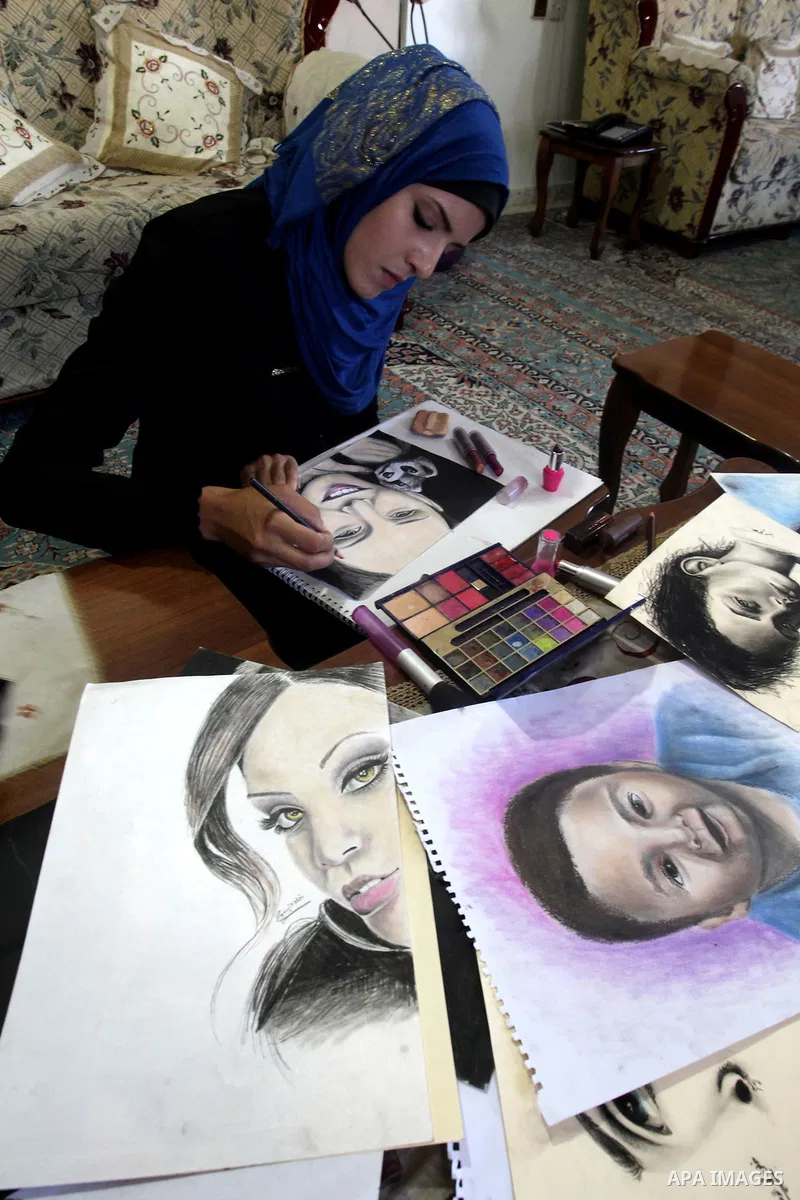 Palestinian Kholoud El-Desouki, 23-year-old, paints using cosmetics and makeup tools, at her house in Khan Younis in the southern Gaza Strip, August 12, 2015. Artists of Gaza Strip witnessed a gradual shortage of art sup...
