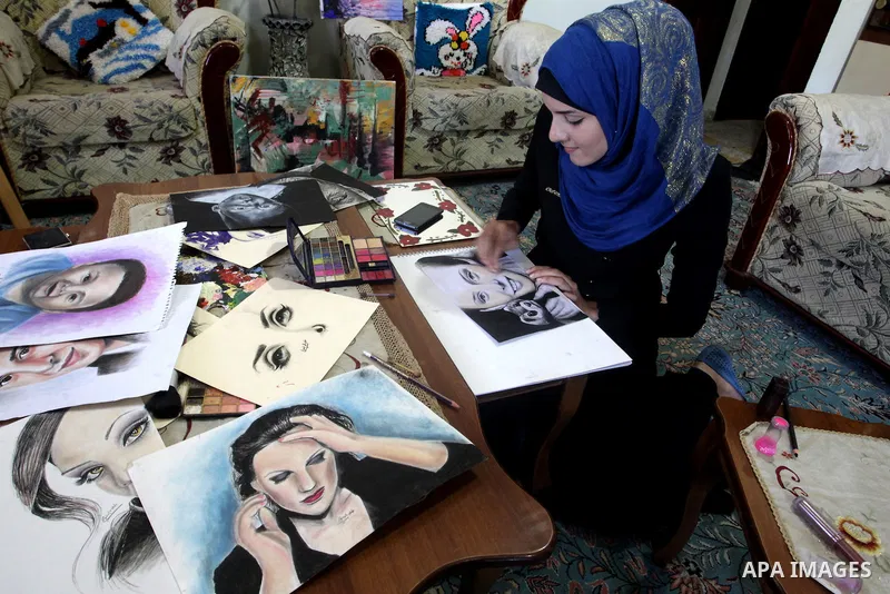 Palestinian Kholoud El-Desouki, 23-year-old, paints using cosmetics and makeup tools, at her house in Khan Younis in the southern Gaza Strip, August 12, 2015. Artists of Gaza Strip witnessed a gradual shortage of art sup...