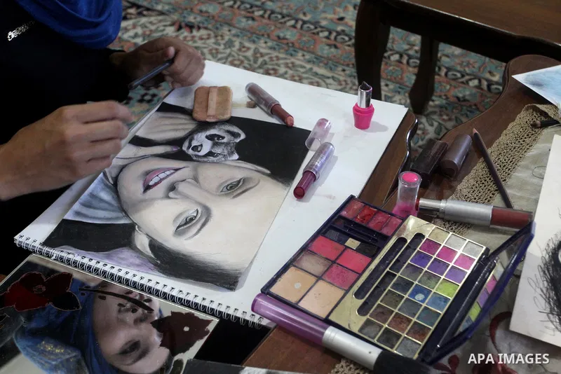 Palestinian Kholoud El-Desouki, 23-year-old, paints using cosmetics and makeup tools, at her house in Khan Younis in the southern Gaza Strip, August 12, 2015. Artists of Gaza Strip witnessed a gradual shortage of art sup...