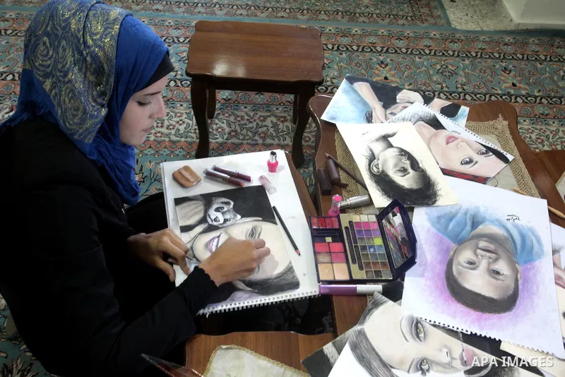 Palestinian Kholoud El-Desouki, 23-year-old, paints using cosmetics and makeup tools, at her house in Khan Younis in the southern Gaza Strip, August 12, 2015. Artists of Gaza Strip witnessed a gradual shortage of art sup...