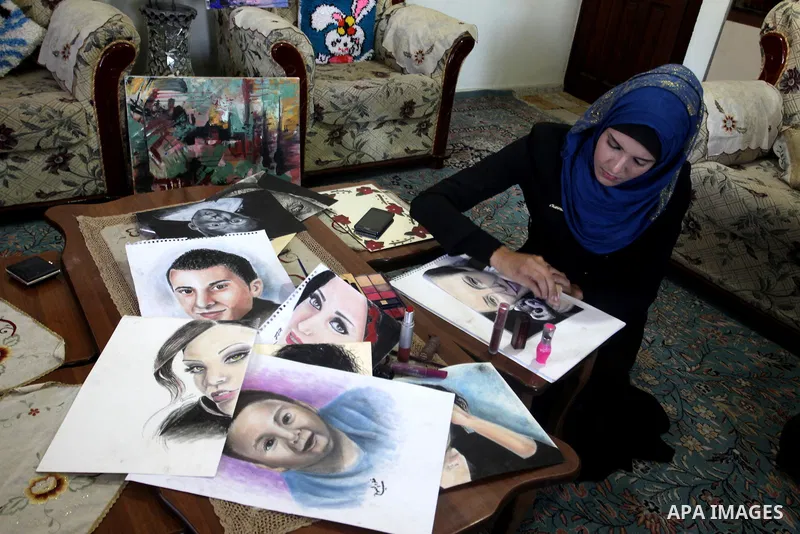 Palestinian Kholoud El-Desouki, 23-year-old, paints using cosmetics and makeup tools, at her house in Khan Younis in the southern Gaza Strip, August 12, 2015. Artists of Gaza Strip witnessed a gradual shortage of art sup...