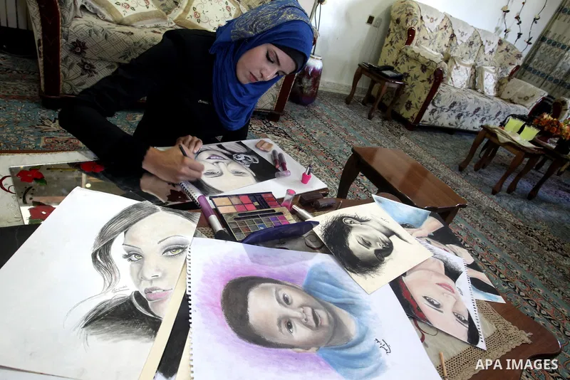 Palestinian Kholoud El-Desouki, 23-year-old, paints using cosmetics and makeup tools, at her house in Khan Younis in the southern Gaza Strip, August 12, 2015. Artists of Gaza Strip witnessed a gradual shortage of art sup...