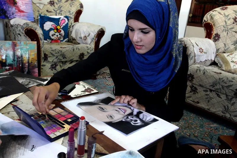 Palestinian Kholoud El-Desouki, 23-year-old, paints using cosmetics and makeup tools, at her house in Khan Younis in the southern Gaza Strip, August 12, 2015. Artists of Gaza Strip witnessed a gradual shortage of art sup...
