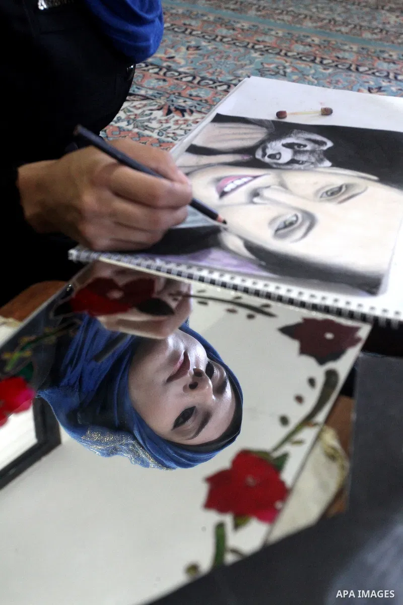 Palestinian Kholoud El-Desouki, 23-year-old, paints using cosmetics and makeup tools, at her house in Khan Younis in the southern Gaza Strip, August 12, 2015. Artists of Gaza Strip witnessed a gradual shortage of art sup...