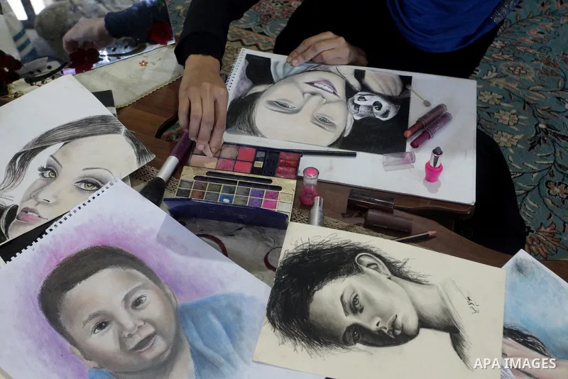 Palestinian Kholoud El-Desouki, 23-year-old, paints using cosmetics and makeup tools, at her house in Khan Younis in the southern Gaza Strip, August 12, 2015. Artists of Gaza Strip witnessed a gradual shortage of art sup...