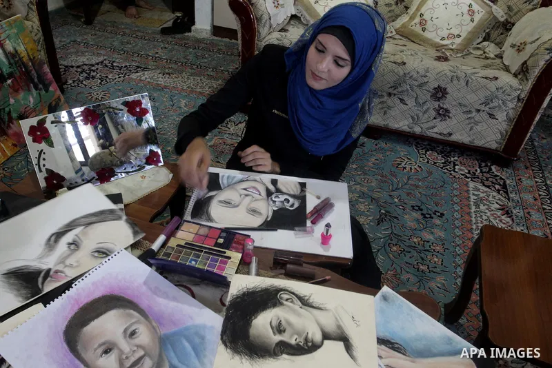 Palestinian Kholoud El-Desouki, 23-year-old, paints using cosmetics and makeup tools, at her house in Khan Younis in the southern Gaza Strip, August 12, 2015. Artists of Gaza Strip witnessed a gradual shortage of art sup...