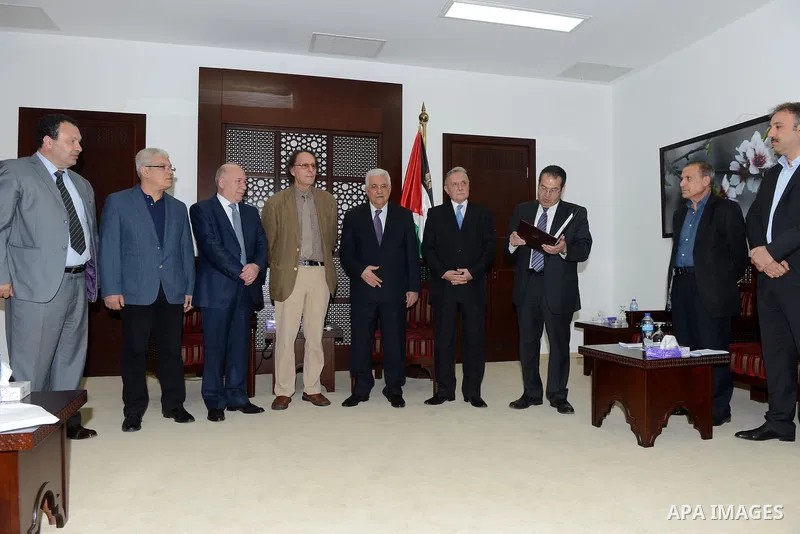 Palestinian President Mahmoud Abbas honors the Iraqi director Qais al-Zubaidi, at Abbas's headquarter in the West Bank city of Ramallah, August 12, 2015. Photo by Thaer Ganaim
