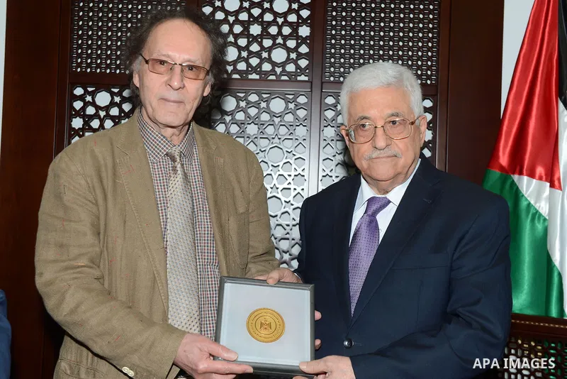 Palestinian President Mahmoud Abbas honors the Iraqi director Qais al-Zubaidi, at Abbas's headquarter in the West Bank city of Ramallah, August 12, 2015. Photo by Thaer Ganaim
