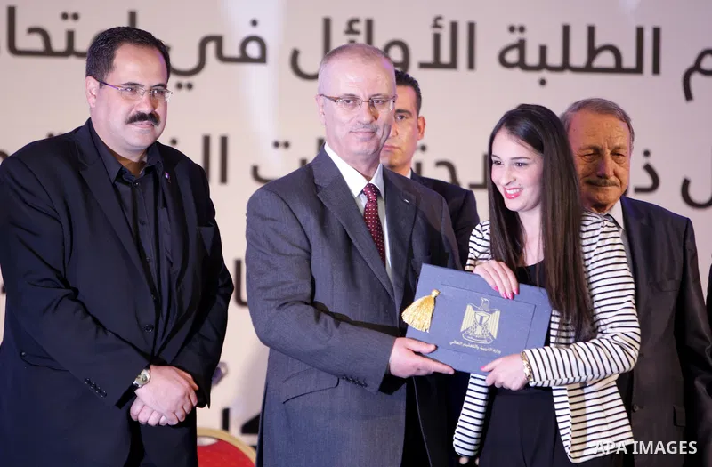 Palestinian Prime Minister Rami Hamdallah take part in a ceremony honoring the top students, in the West Bank city of Ramallah, on August 13, 2015. Photo by Prime Minister Office
