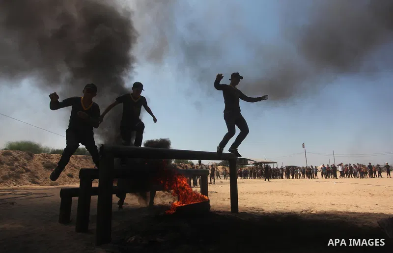 Palestinian youths take part in a military-style exercise during a summer camp organized by Islamic Jihad movement, in Gaza city, on August 13, 2015. Photo by Ashraf Amra