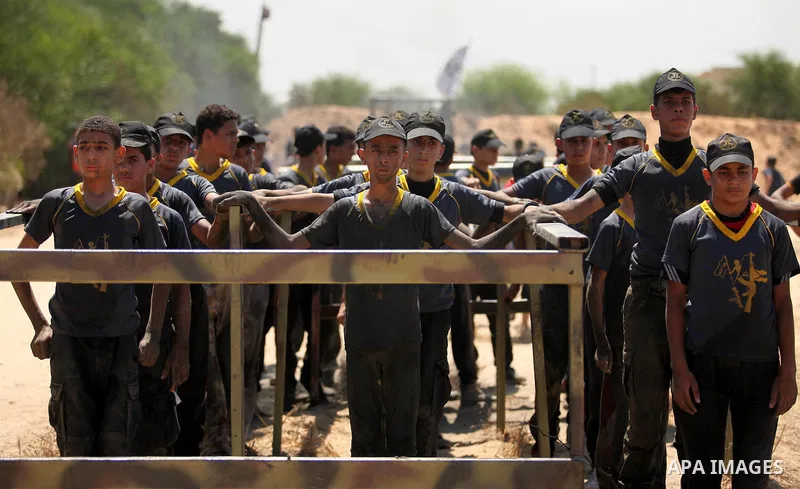 Palestinian youths take part in a military-style exercise during a summer camp organized by Islamic Jihad movement, in Gaza city, on August 13, 2015. Photo by Ashraf Amra