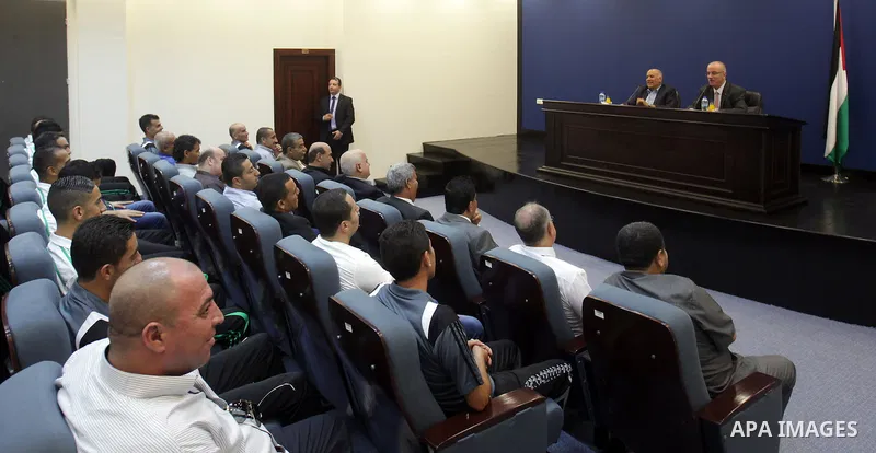 Palestinian Prime Minister Rami Hamdallah meets with Gaza Strip's Shejaiya's players, in the West Bank city of Ramallah, on August 15, 2015. Photo by Prime Minister Office