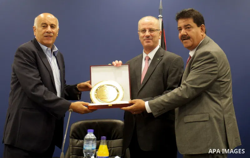 Palestinian Prime Minister Rami Hamdallah meets with Gaza Strip's Shejaiya's players, in the West Bank city of Ramallah, on August 15, 2015. Photo by Prime Minister Office