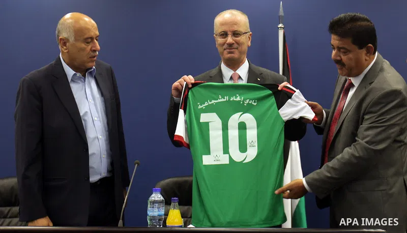 Palestinian Prime Minister Rami Hamdallah meets with Gaza Strip's Shejaiya's players, in the West Bank city of Ramallah, on August 15, 2015. Photo by Prime Minister Office
