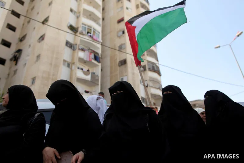 Palestinian women take part in a protest against possible reductions of the services and aid offered by United Nations Relief and Works Agency (UNRWA), in front of UNRWA headquarters in Gaza City August 16, 2015. Photo b...