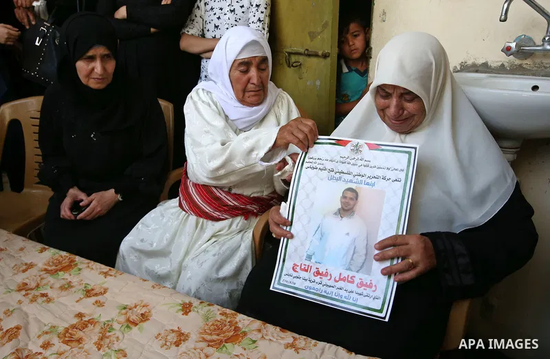 Relatives mourn during the funeral of 21-year-old Rafiq Taj, a Palestinian who was shot dead by Israeli forces after stabbing an Israeli border policeman, on August 16, 2015 near the West Bank village of Tubas in the nor...