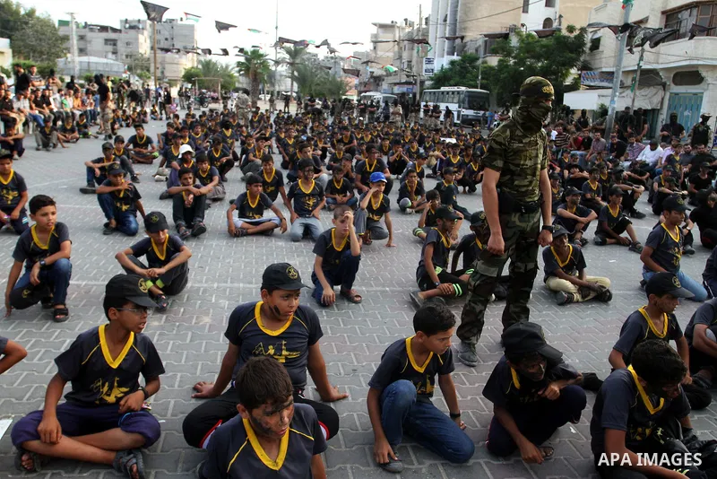 Palestinian youths take part in a graduation ceremony of a military-style camp organized by Islamic Jihad movement, in Khan Younis in the southern Gaza Strip, on August 18, 2015. Photo by Abed Rahim Khatib