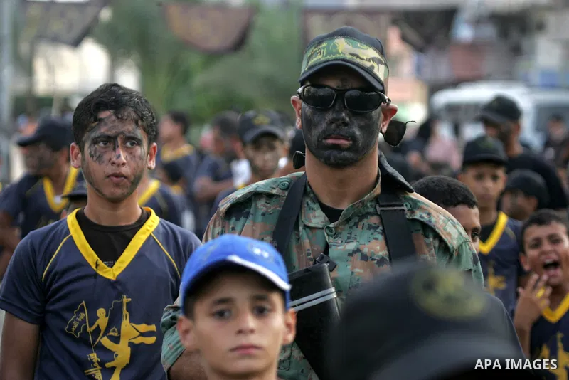 Palestinian youths take part in a graduation ceremony of a military-style camp organized by Islamic Jihad movement, in Khan Younis in the southern Gaza Strip, on August 18, 2015. Photo by Abed Rahim Khatib