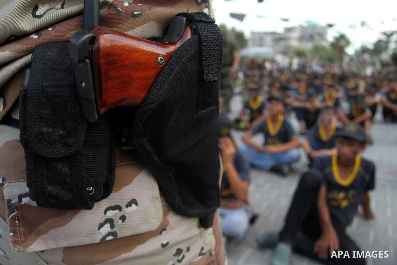 Palestinian youths take part in a graduation ceremony of a military-style camp organized by Islamic Jihad movement, in Khan Younis in the southern Gaza Strip, on August 18, 2015. Photo by Abed Rahim Khatib