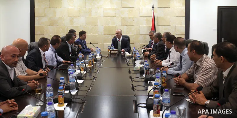 Palestinian Prime Minister Rami Hamdallah meets with a delegation of the Medical Association in the West Bank city of Ramallah on August 19, 2015. Photo by Prime Minister Office
