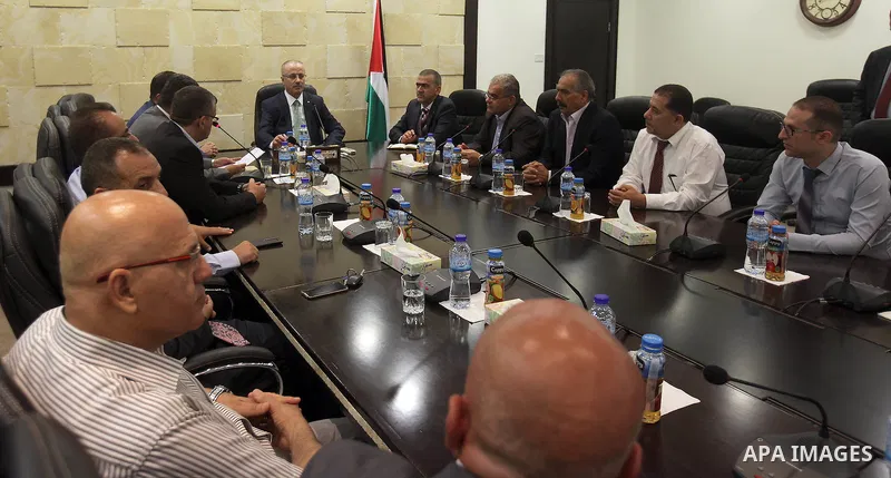 Palestinian Prime Minister Rami Hamdallah meets with a delegation of the Medical Association in the West Bank city of Ramallah on August 19, 2015. Photo by Prime Minister Office