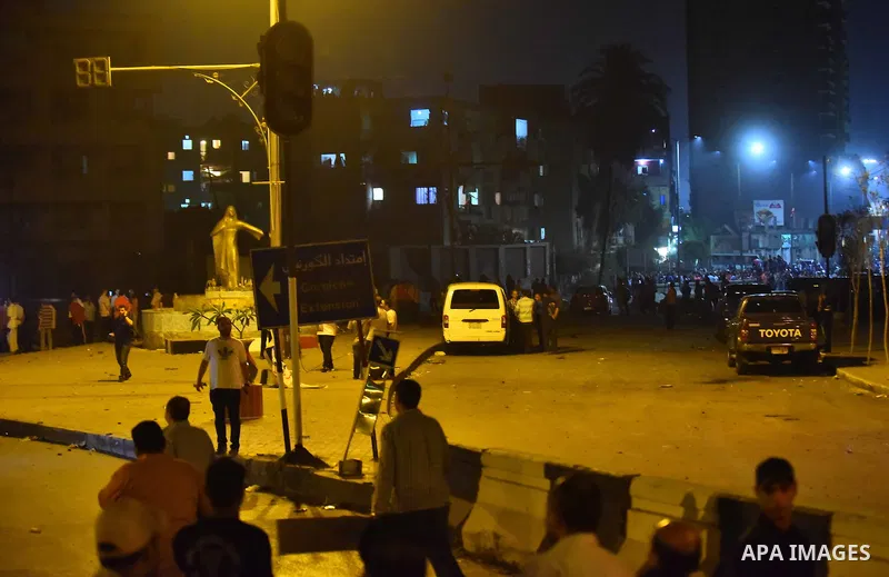 Egyptians gather near the site of a bomb blast at a national security building in Shubra El-Kheima, Qaliubiya Governorate, on the outskirts of Cairo, Egypt August 20, 2015. At least six people were wounded early on Thurs...