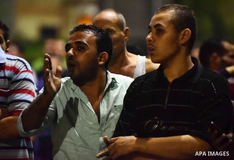 Egyptians gather near the site of a bomb blast at a national security building in Shubra El-Kheima, Qaliubiya Governorate, on the outskirts of Cairo, Egypt August 20, 2015. At least six people were wounded early on Thurs...
