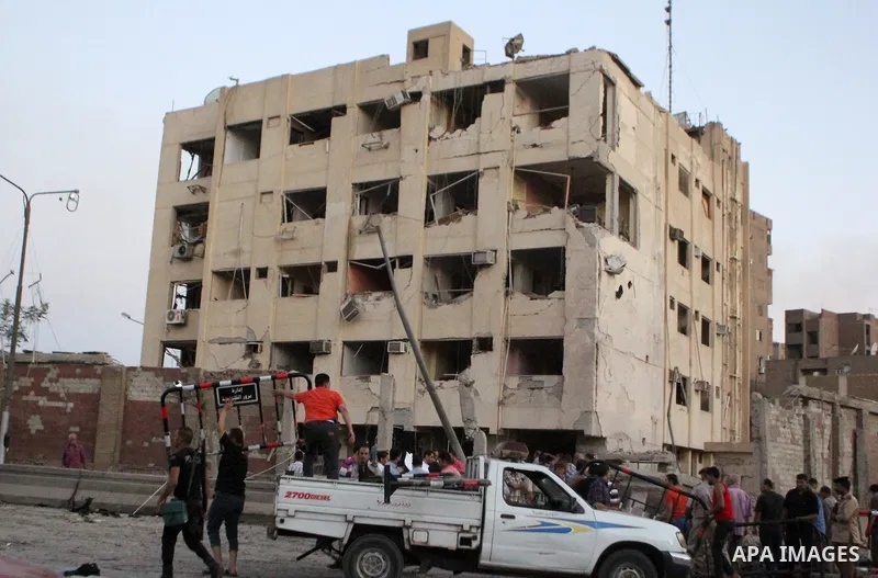 Egyptian officials inspect the site of a bomb blast at a national security building in Shubra El-Kheima, Qaliubiya Governorate, on the outskirts of Cairo, Egypt August 20, 2015. At least six people were wounded early on...