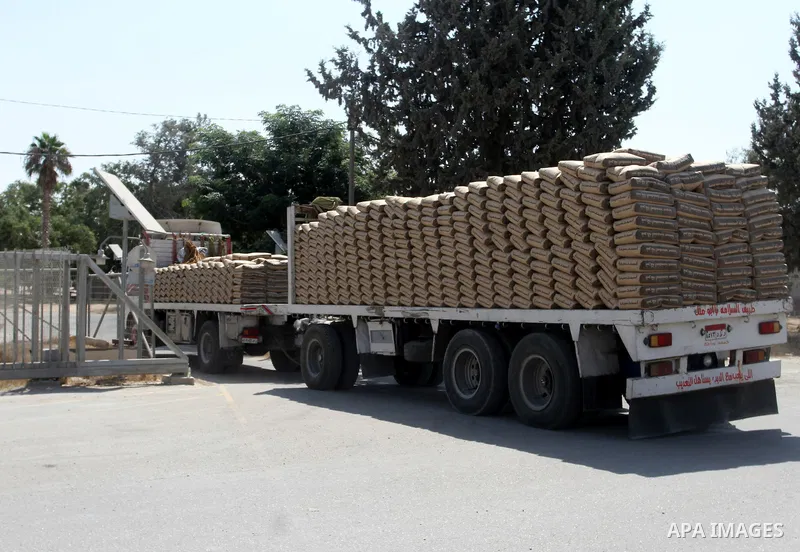 A truck loded with cement enters from Egypt through the Rafah border crossing in southern Gaza Strip, August 20, 2015. The authorities in Egypt have allowed 1,000 tons of cement and 166 tons of gravel to cross the border...