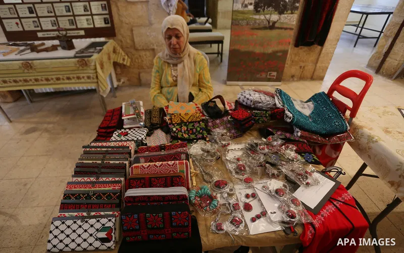 Palestinians take part in an exhibition for the Palestinian heritage, in the West Bank city of Ramallah, on August 24, 2015. Photo by Shadi Hatem
