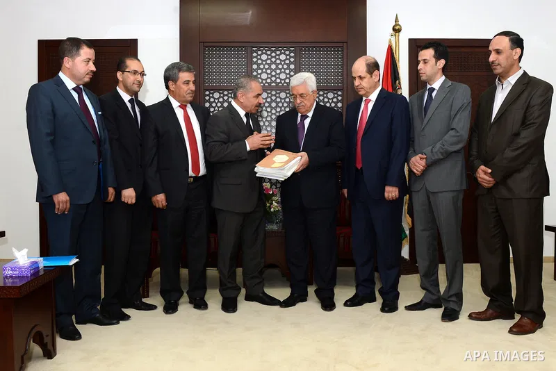 Palestinian President Mahmoud Abbas receives the annual report of the Palestinian Economic Council for Development and Reconstruction (PECDAR), in the West Bank city of Ramallah, August 24, 2015. Photo by Osama Falah