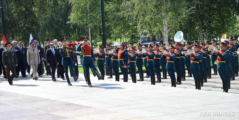 Egyptian President Abdel-Fattah el-Sissi lays a wreath to the Tomb of Unknown Soldier outside of Kremlin wall in Moscow, Russia, 26 Augest 2015. The Egyptian president is visiting Moscow in a bid to revive relations with...