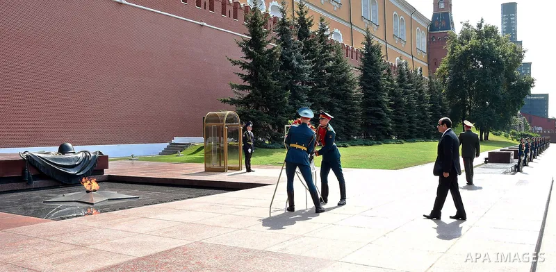 Egyptian President Abdel-Fattah el-Sissi lays a wreath to the Tomb of Unknown Soldier outside of Kremlin wall in Moscow, Russia, 26 Augest 2015. The Egyptian president is visiting Moscow in a bid to revive relations with...