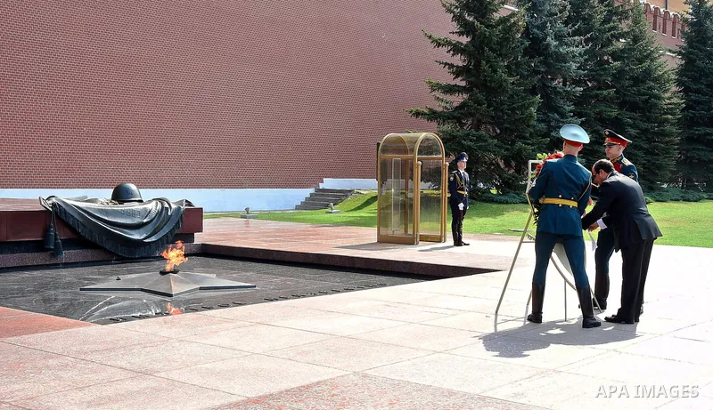 Egyptian President Abdel-Fattah el-Sissi lays a wreath to the Tomb of Unknown Soldier outside of Kremlin wall in Moscow, Russia, 26 Augest 2015. The Egyptian president is visiting Moscow in a bid to revive relations with...