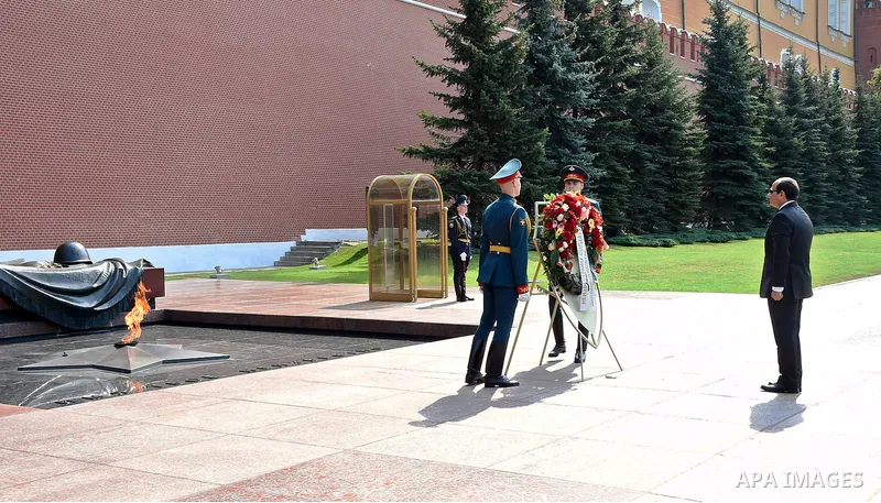Egyptian President Abdel-Fattah el-Sissi lays a wreath to the Tomb of Unknown Soldier outside of Kremlin wall in Moscow, Russia, 26 Augest 2015. The Egyptian president is visiting Moscow in a bid to revive relations with...