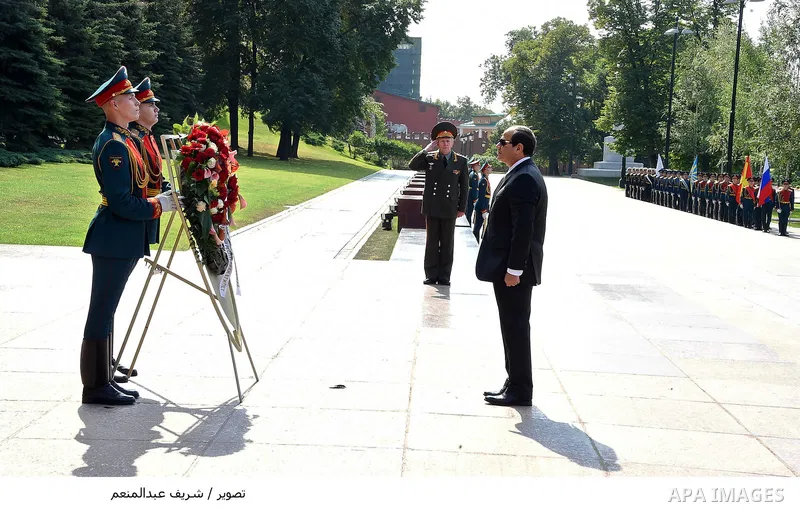 Egyptian President Abdel-Fattah el-Sissi lays a wreath to the Tomb of Unknown Soldier outside of Kremlin wall in Moscow, Russia, 26 Augest 2015. The Egyptian president is visiting Moscow in a bid to revive relations with...