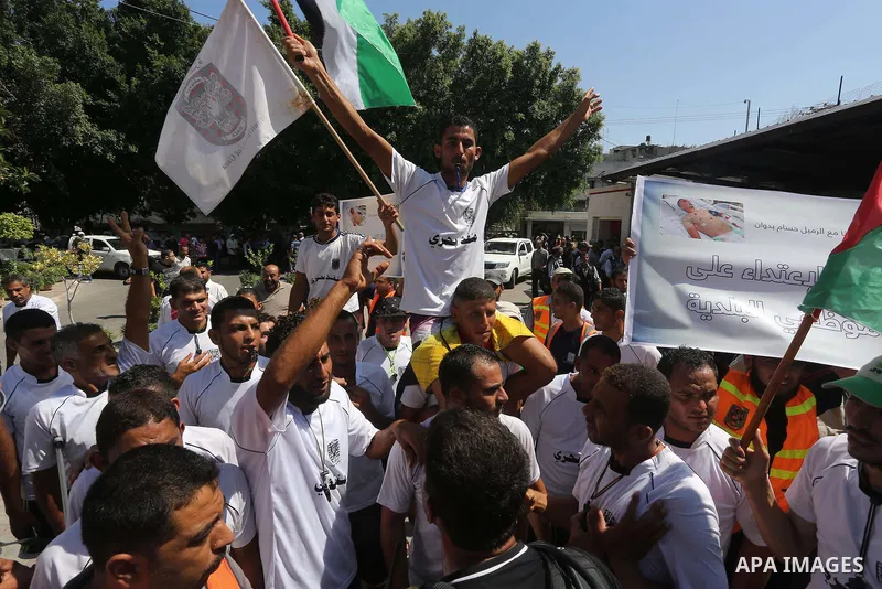 Palestinian employees of the Municipality take part in a protest against the attack on their colleague, in Gaza city, on August 29, 2015. Photo by Mohammed Asad