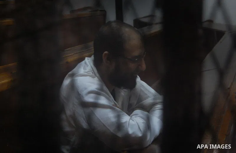 Egyptian suspects in the case of Suez terrorist group sit behind bars during during their trial, at a court, in Cairo, Egypt on August 29, 2015. Photo by Amr Sayed