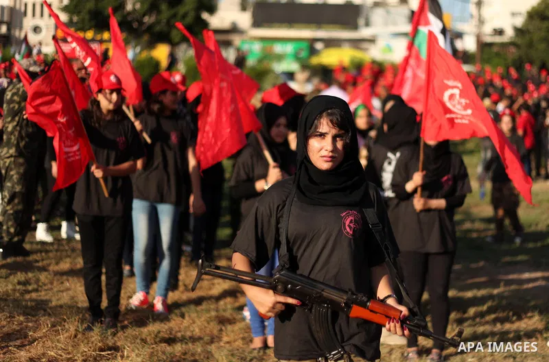 Palestinian girls participate in a military graduation ceremony of the Popular Front for the Liberation of Palestine (PFLP), in Gaza city on August 29, 2015. Photo by Ashraf Amra