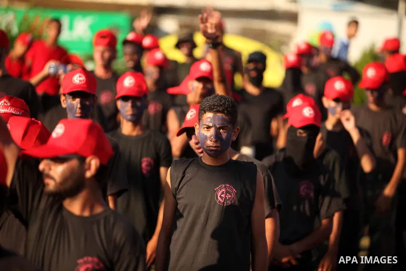 Palestinian youths participate in a military graduation ceremony of the Popular Front for the Liberation of Palestine (PFLP), in Gaza city on August 29, 2015. Photo by Ashraf Amra