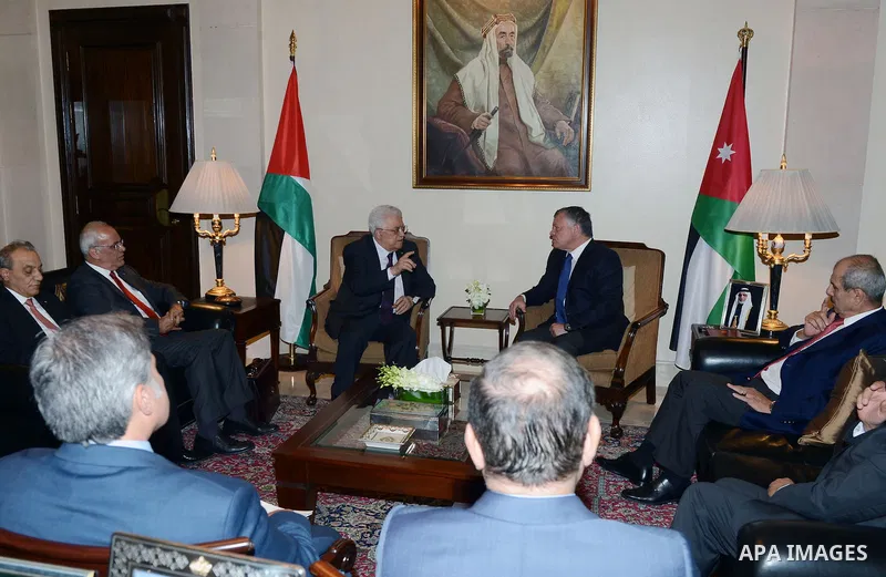 Palestinian president Mahmud Abbas meets with Jordanian King Abdullah II in the Jordanian capital, Amman, on August 30, 2015. Photo by Thaer Ganaim