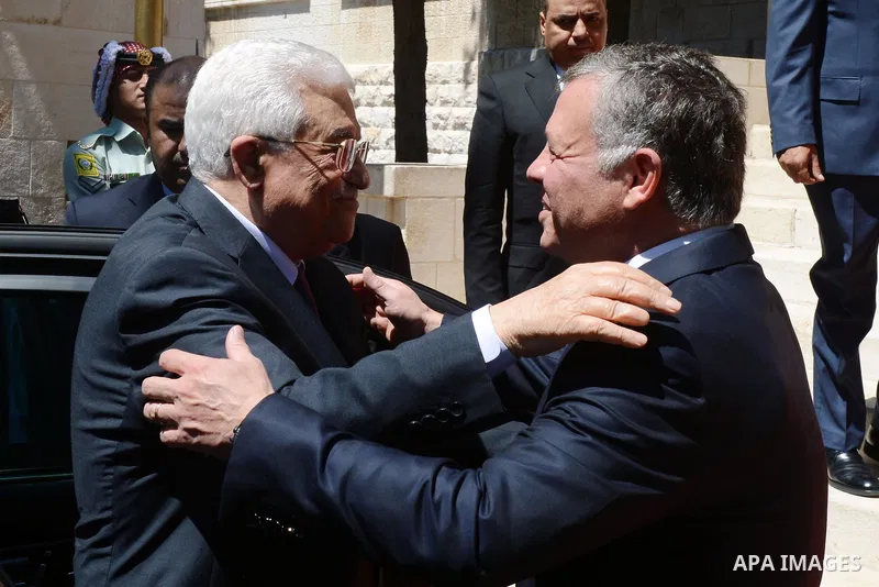 Palestinian president Mahmud Abbas (L) being welcomed by Jordanian King Abdullah II before a meeting in the Jordanian capital, Amman, on August 30, 2015. Photo by Thaer Ganaim