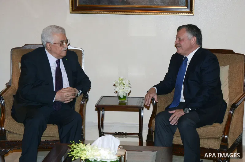 Palestinian president Mahmud Abbas meets with Jordanian King Abdullah II in the Jordanian capital, Amman, on August 30, 2015. Photo by Thaer Ganaim